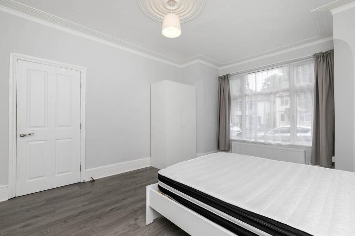 			5 Bedroom, 1 bath, 1 reception House			 Burnley Road, DOLLIS HILL